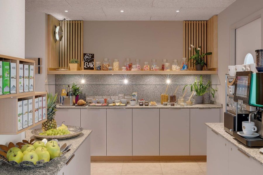 Fruehstuecksbuffet in modernem Design mit Elementen aus Holz
