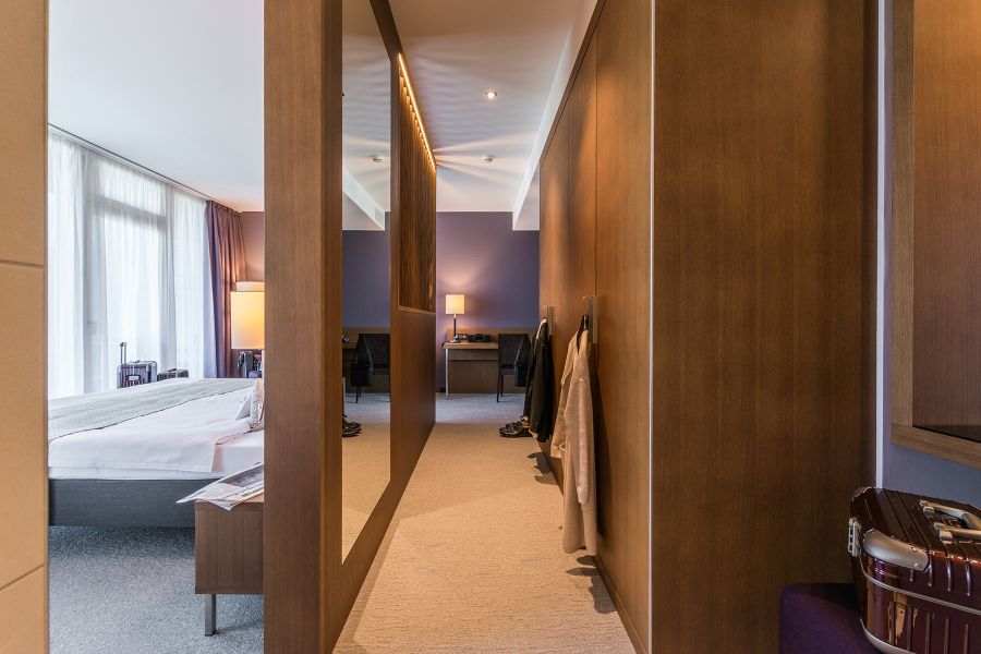 Flur im Hotelzimmer des Delta Hotels mit großem Spiegel