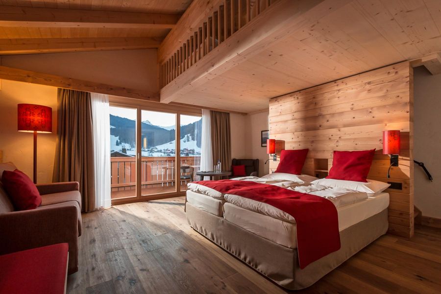 Hotelsuite in der schönen Schweiz mit warmen Hölzern und viel Freiraum zum Wohnen.