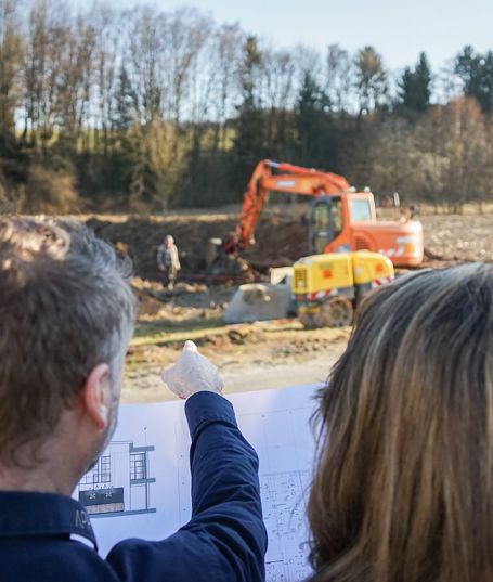 site manger and client disucssing a plan at the building site