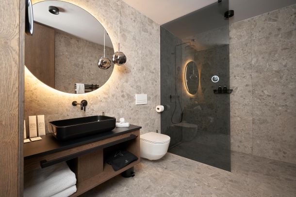 Hotelbad mit Grossformatfliesen