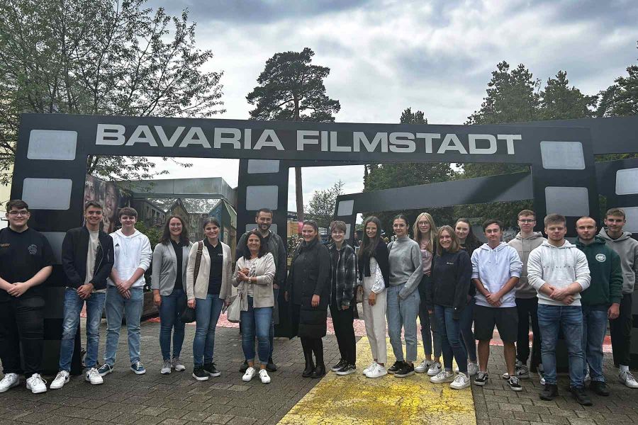 Gruppenfoto beim Azubiausflug in der Bavaria Filmstadt