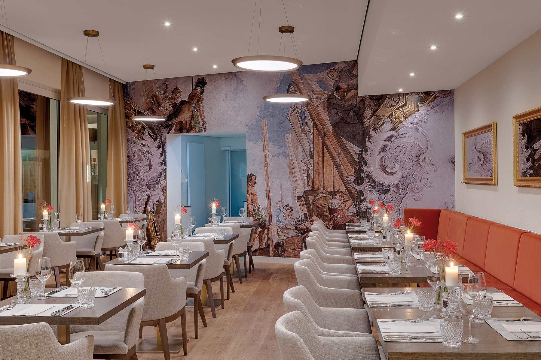 einzigartiges Hotelrestaurant mit eindrucksvoller Wandgestaltung umgesetzt von Appia Contract GmbH