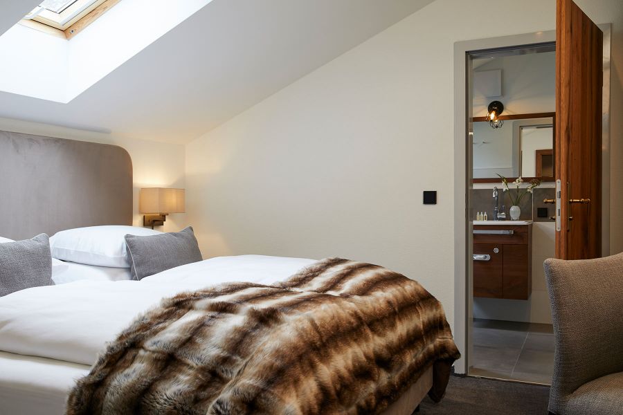Hotelzimmer mit gemütlichem Bett im Alpenhof Murnau