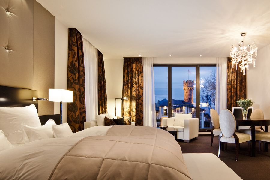 großzügiges Hotelzimmer mit elegantem Einrichtungsstyle auf Burg Schwarzenstein
