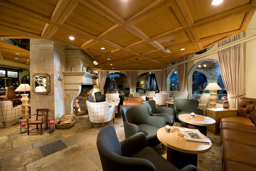 Sitzbereich mit Sesseln im Golfhotel