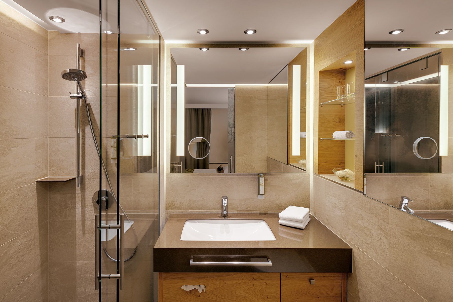 Hotelbadezimmer in warmen und natürlichen Farben und braunem Waschtisch