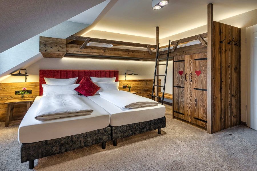 Hotelzimmer Schaefflerwirt mit Holz und roten Akzenten 