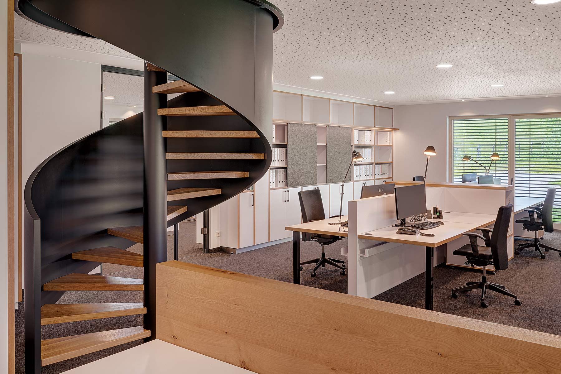 großzügig und modern gestalteter Bürobereich mit Treppe 