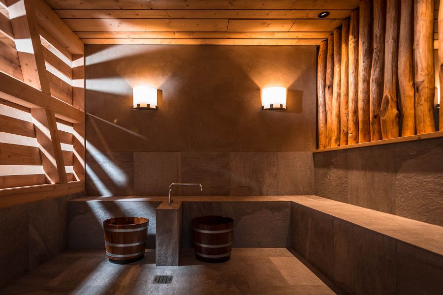 Sauna und Spabereich im Hotel wirken durch das Holzdesign warm und enstpannend