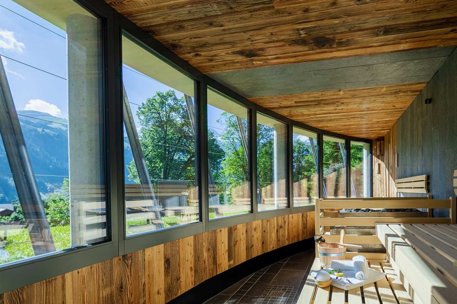 Hotel-Sauna mit Glasfassade
