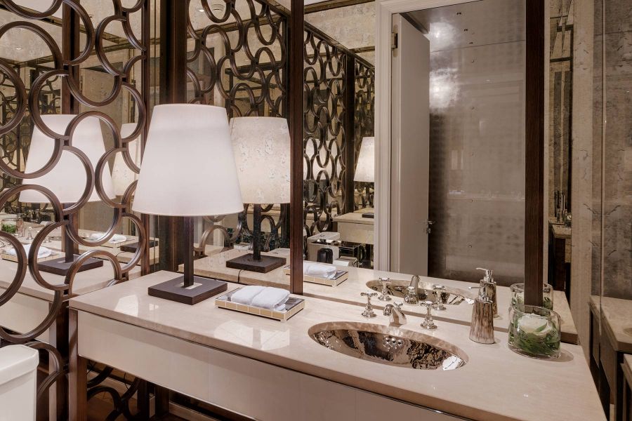 Luxuriöses Badezimmer mit einigen Spiegeln und einem silbernen Waschbecken