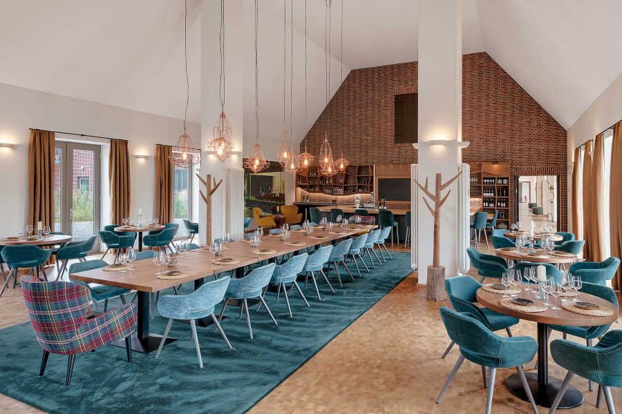 Hotel Restaurant mit moderner Innenarchitektur im Landgut