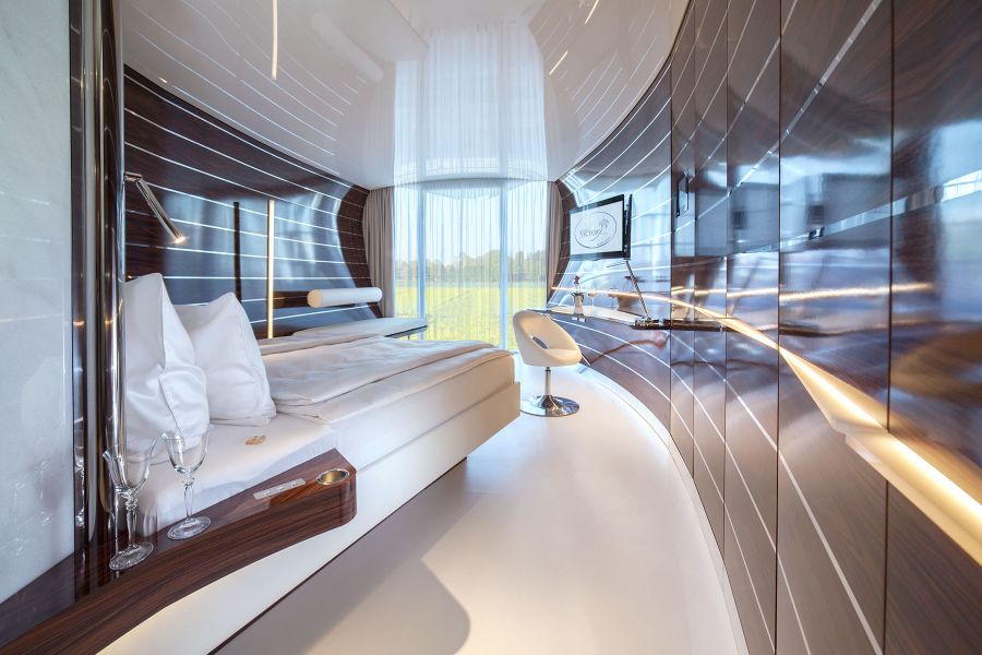 Luxuriöses Hotelzimmer im Design einer Yachtkabine mit großem Fenster in der Therme Erding