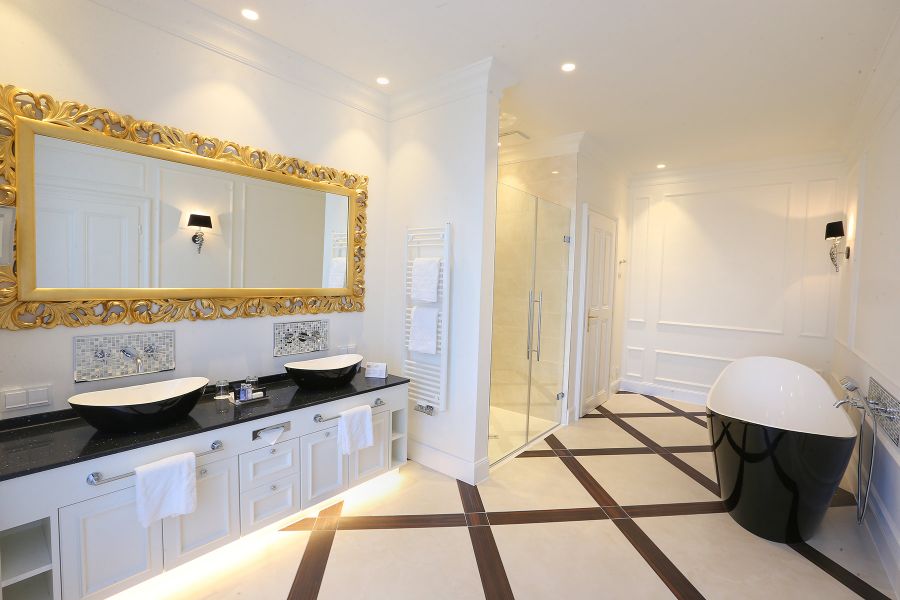 Badezimmer mit goldenen Spiegel in Wien