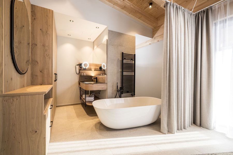 Hotelzimmer mit En-Suite-Bad und freistehender Badewanne