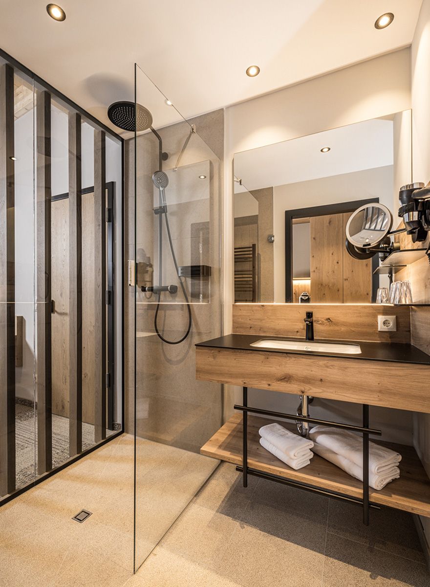 Hotelbad mit begehbarer Dusche und Einzelwaschtisch