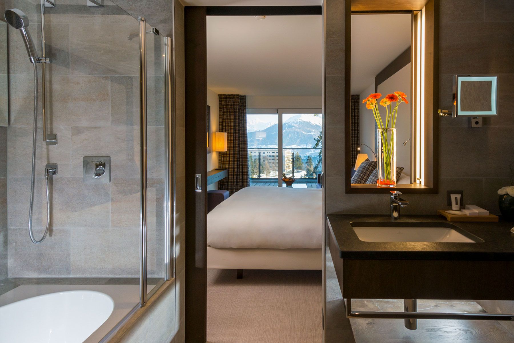 Großzügiges Badezimmer mit Durchgang zum Hotelzimmer in Crans-Montana
