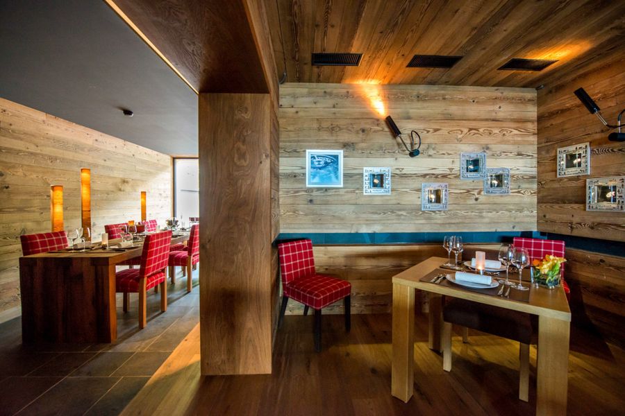 Rustikales mit Holz designtes Restaurant mit Nischen und verschiedenen Lichtszenarien durch APPIA