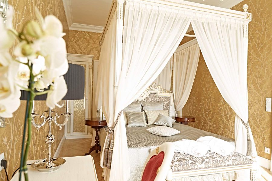 Zimmer in Wien mit goldenen Tapeten