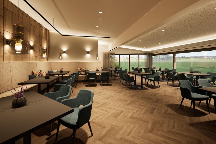 Großzügiger Speisesaal Churfürstenhof Bad Birnbach mit langen Sitzbänken Holzakzentwänden und türkisblauen Armlehnstühlen