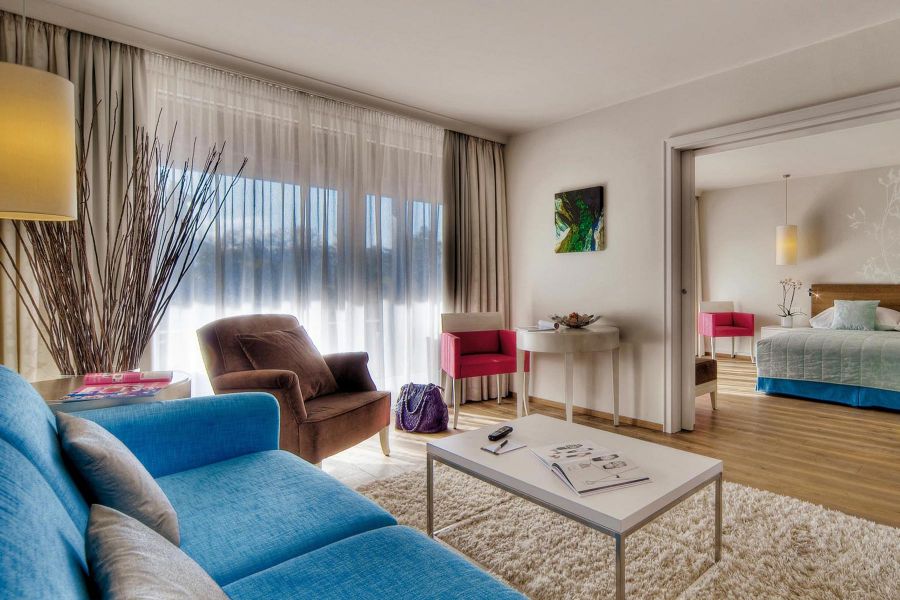Hotel Giardino Ascona Suite mit bunten Möbeln 
