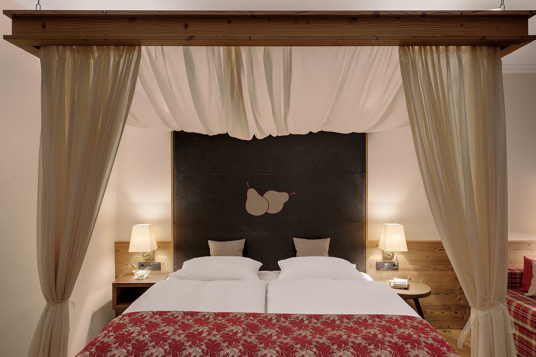 Hotelzimmer mit großzügigem Bett in der Kothmuehle