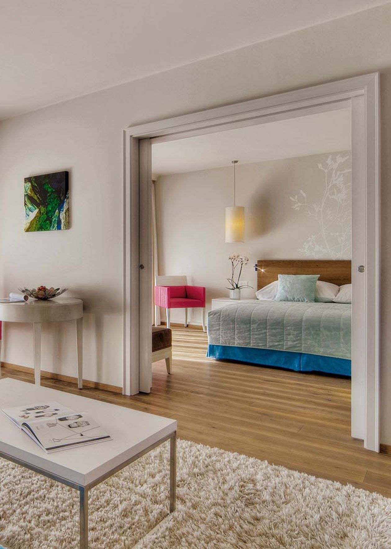 Hotel Giardino Ascona Suite mit abstrakter floralen Tapete und diversen Farbtönen