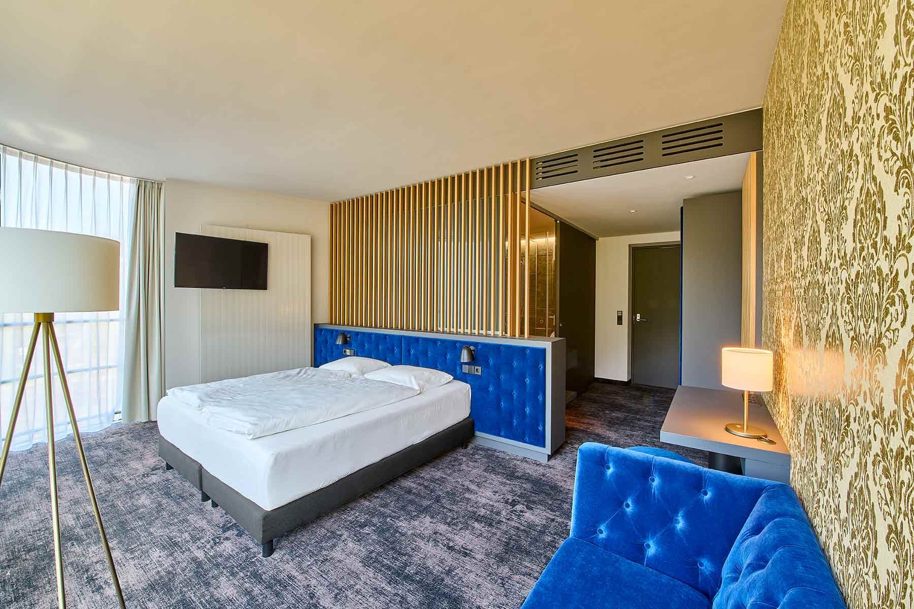Bad Ems Thermenhotel Zimmer mit royal blauen Polstermöbeln