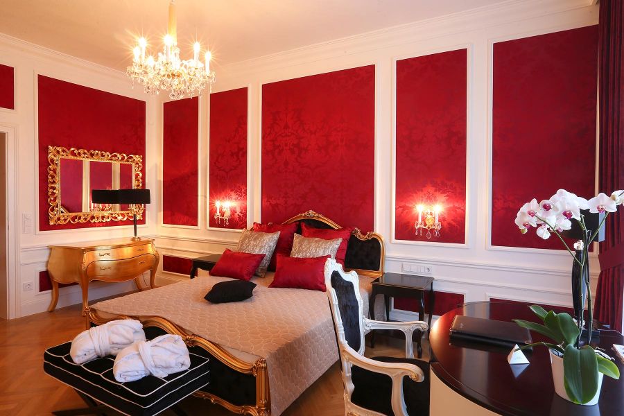 Zimmer in Wien mit roter Wand von Appia