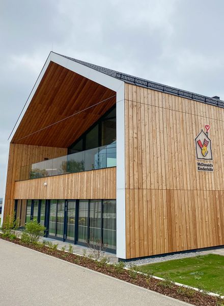 Ronald McDonald Haus Vogtareuth mit Glasgiebel und Balkon