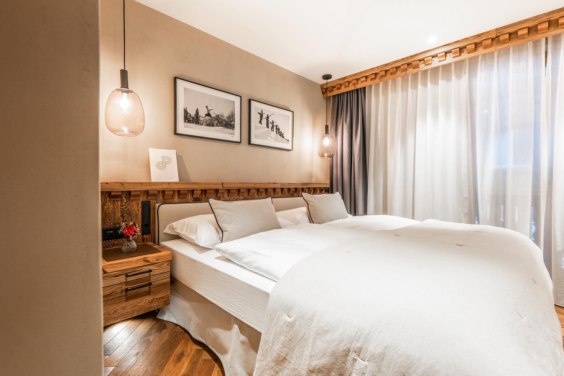 Doppelzimmer mit Bettkopfteil aus Altholz