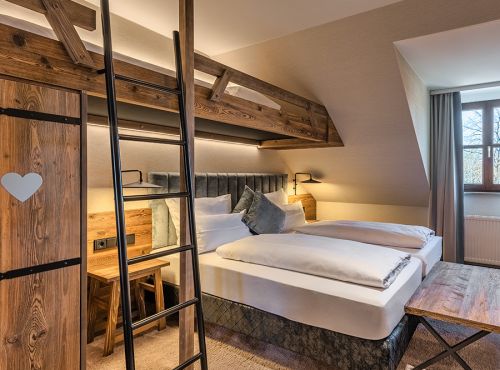 Schlaflösung mit Doppelbett unten und Hochbett oben für flexible Gästezimmergestaltung