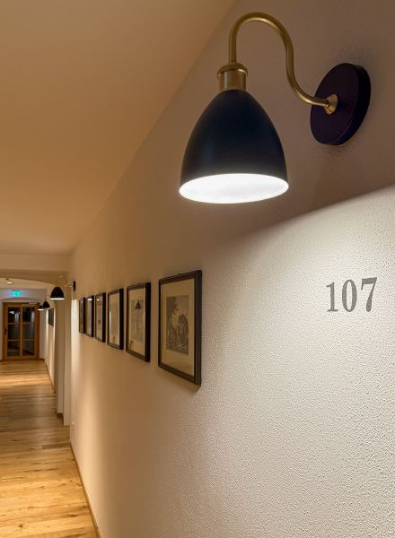Flur mit Zimmernummern im rustikalen Stil im Braugasthof Schattenhofer Beilngries