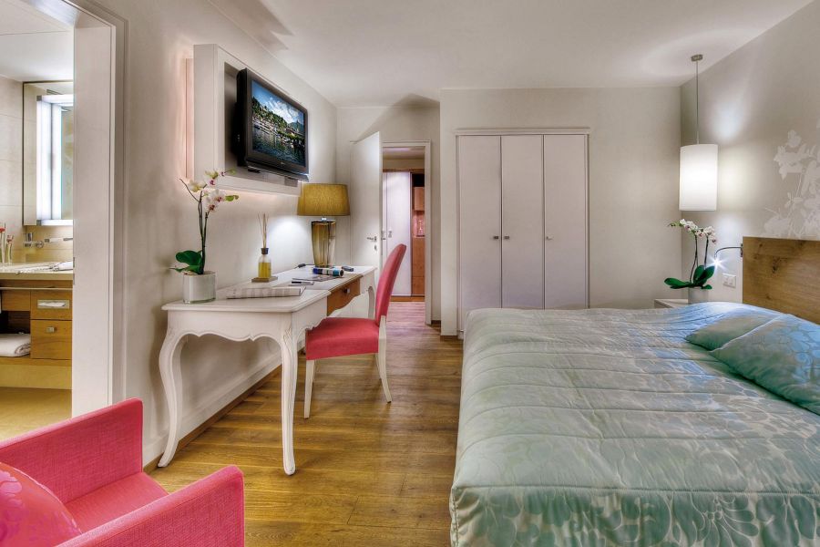 Doppelzimmer des Giardino Ascona Hotels mit himmelblauen Bettbezug