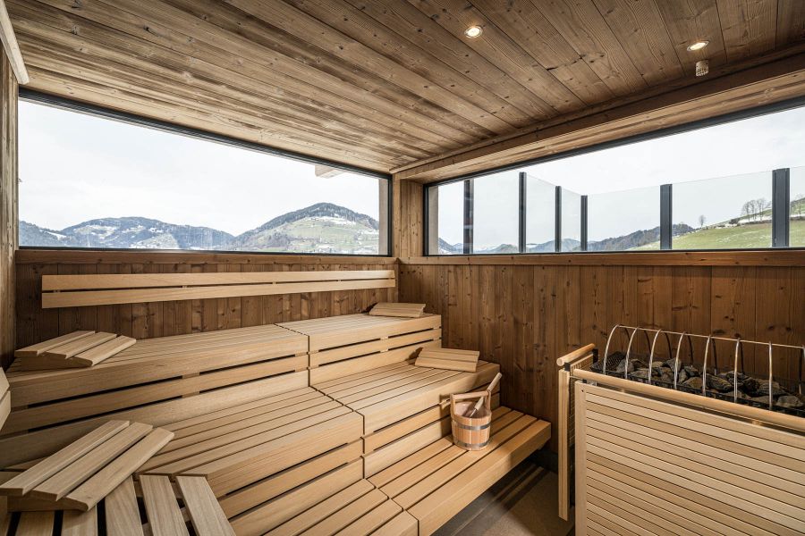 Wellnessbereich mit Sauna und Bergblick