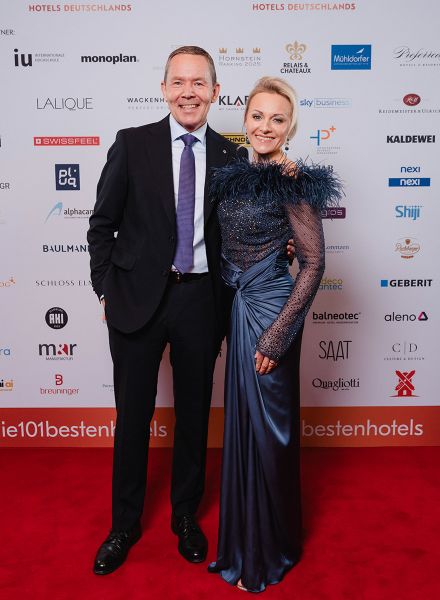 Roter Teppich mit Partnerwand