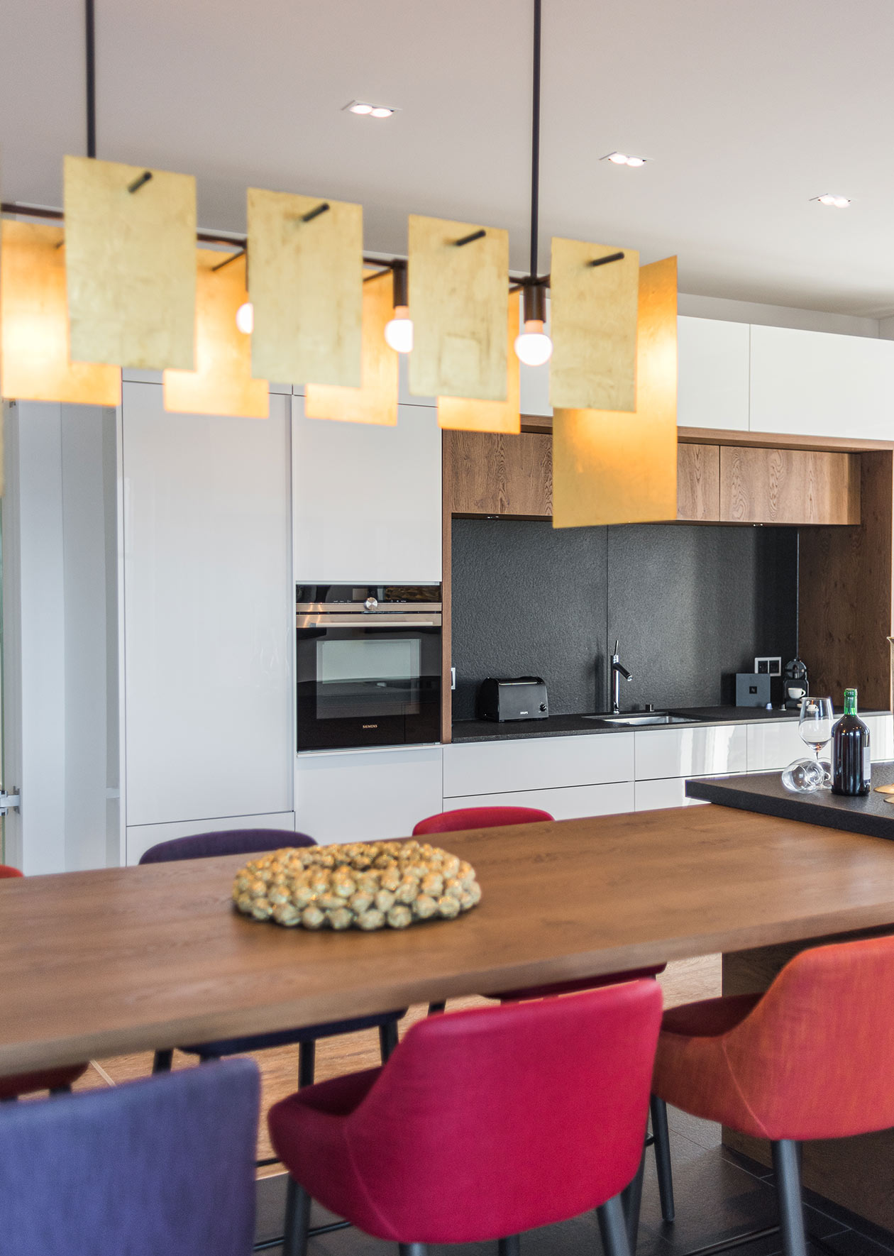 Esstisch mit extravaganter Lampe in gold und schwarz Beachhouse