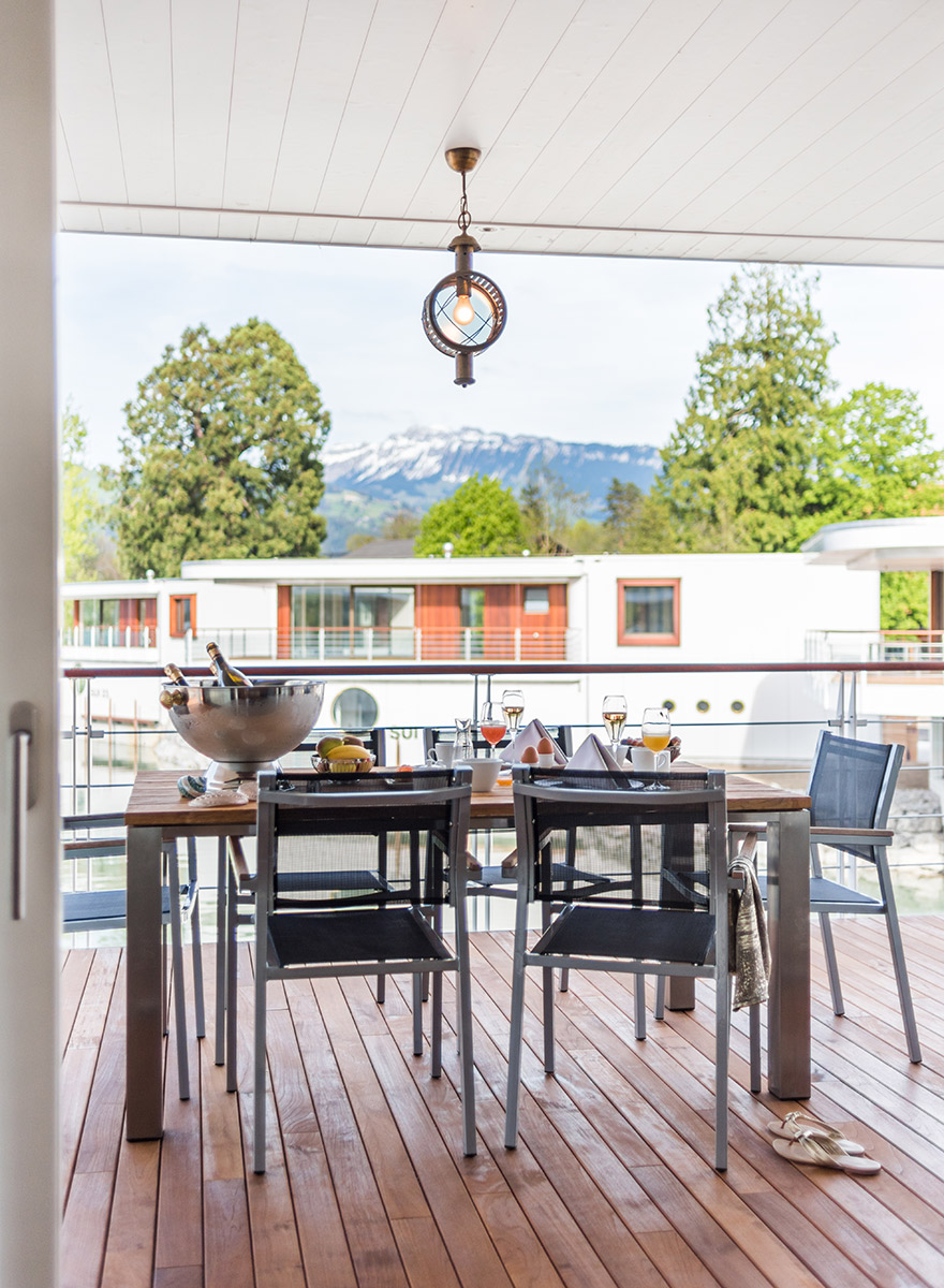 Tisch mit St&uuml;hlen im Au&szlig;enbereich der Seevilla