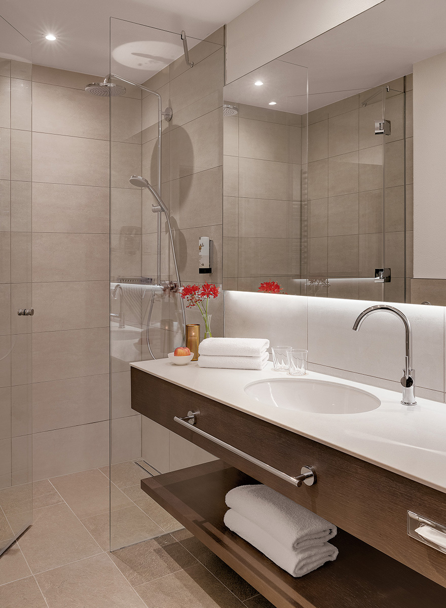 helles Bad mit gro&szlig;em Spiegel und gro&szlig;z&uuml;giger Dusche