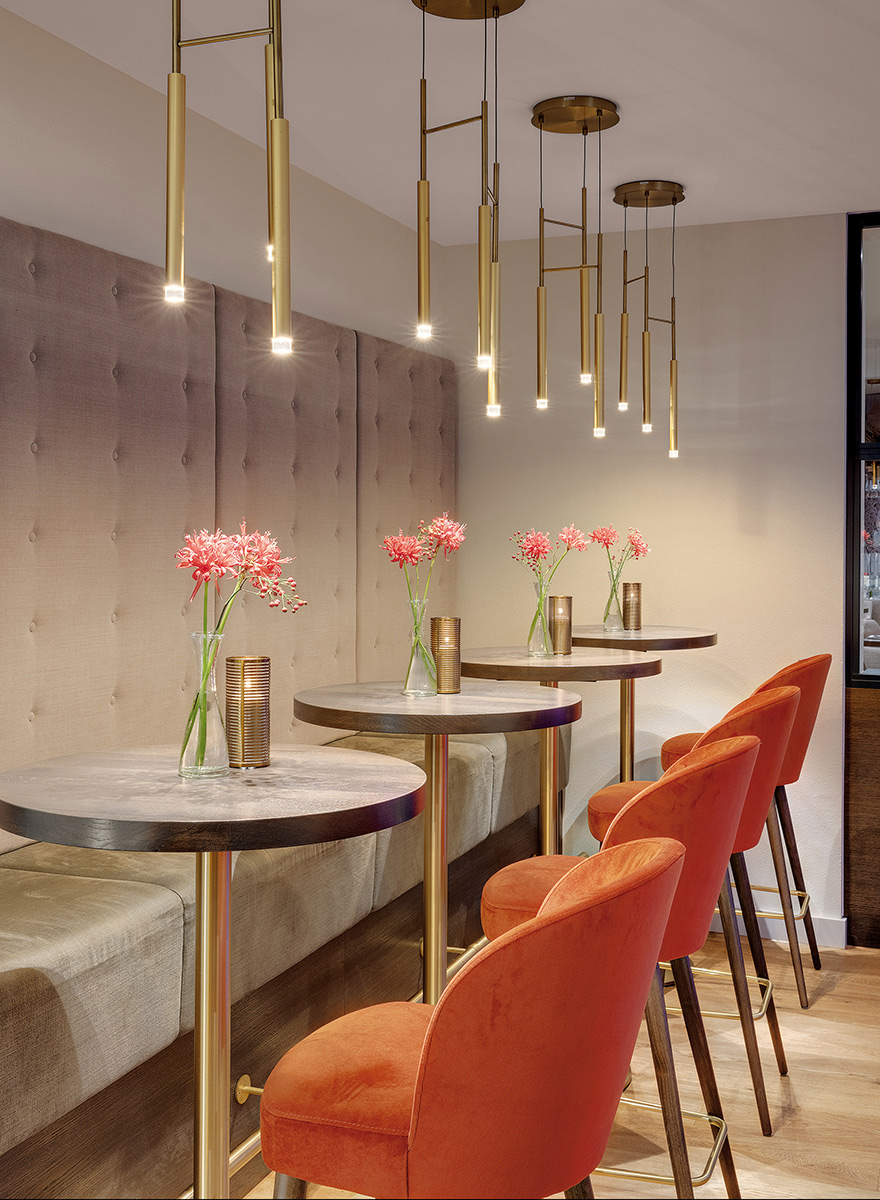 Hohe Tische mit schicken Deckenleuchten im Emich&acute;s Hotel