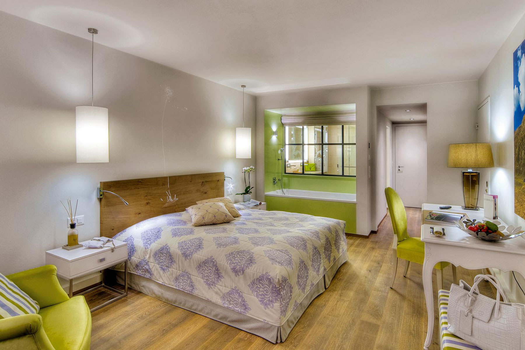 Doppelzimmer mit integrierter Badewanne und grünen Elementen 