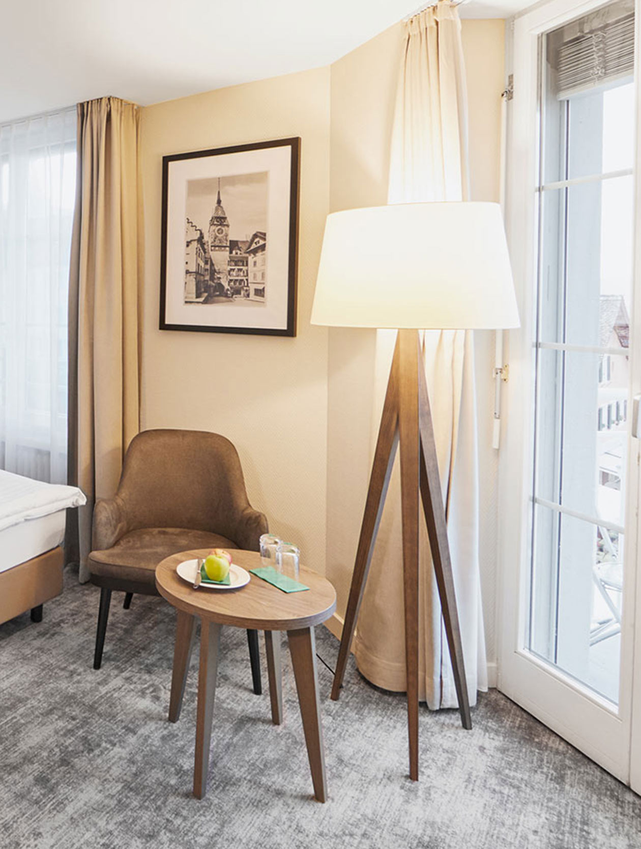 Brauner Stuhl mit passender Stehlampe im Hotel Loewen am See