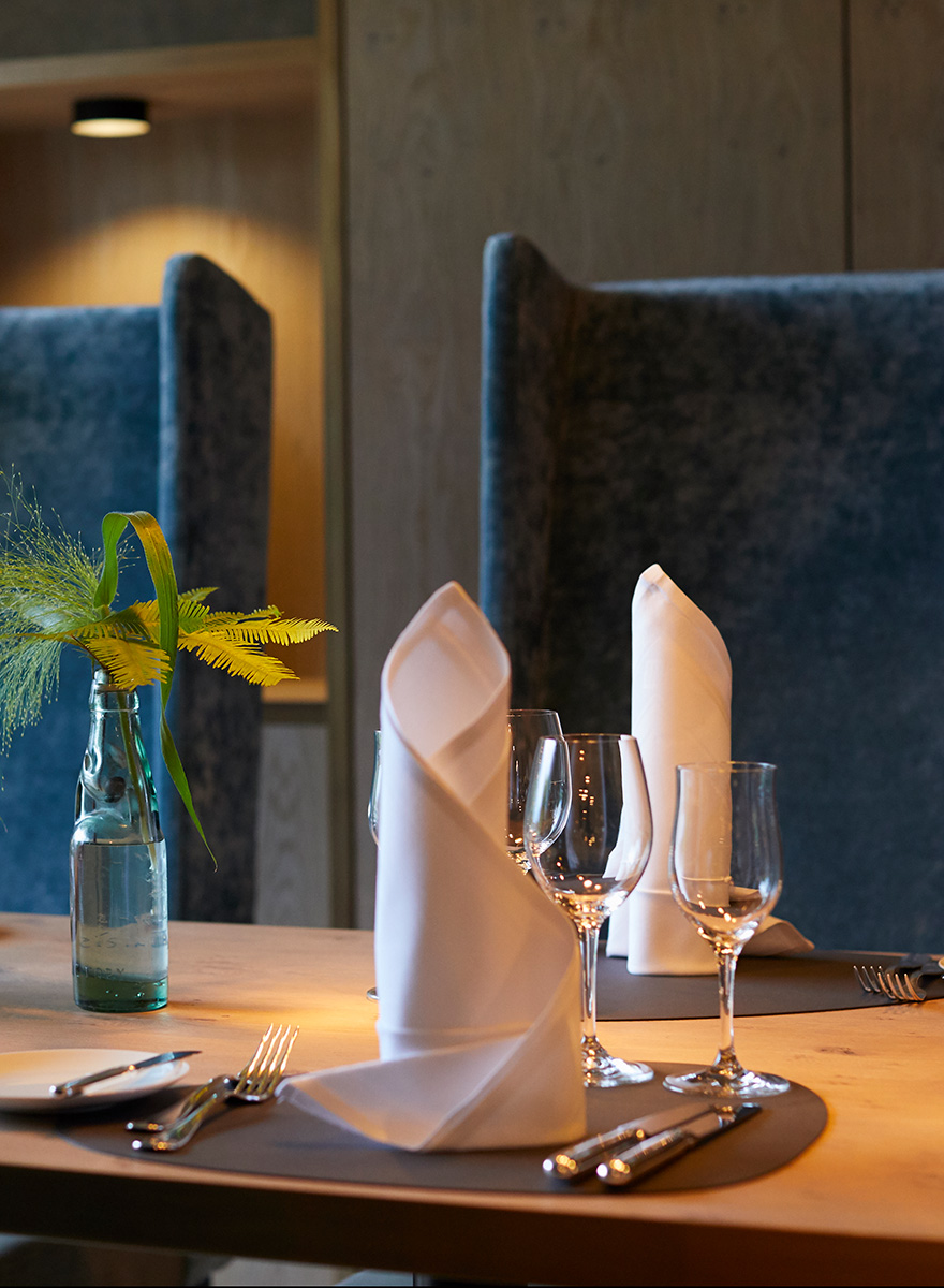 gedeckter Tisch im Restaurant Alpenhof