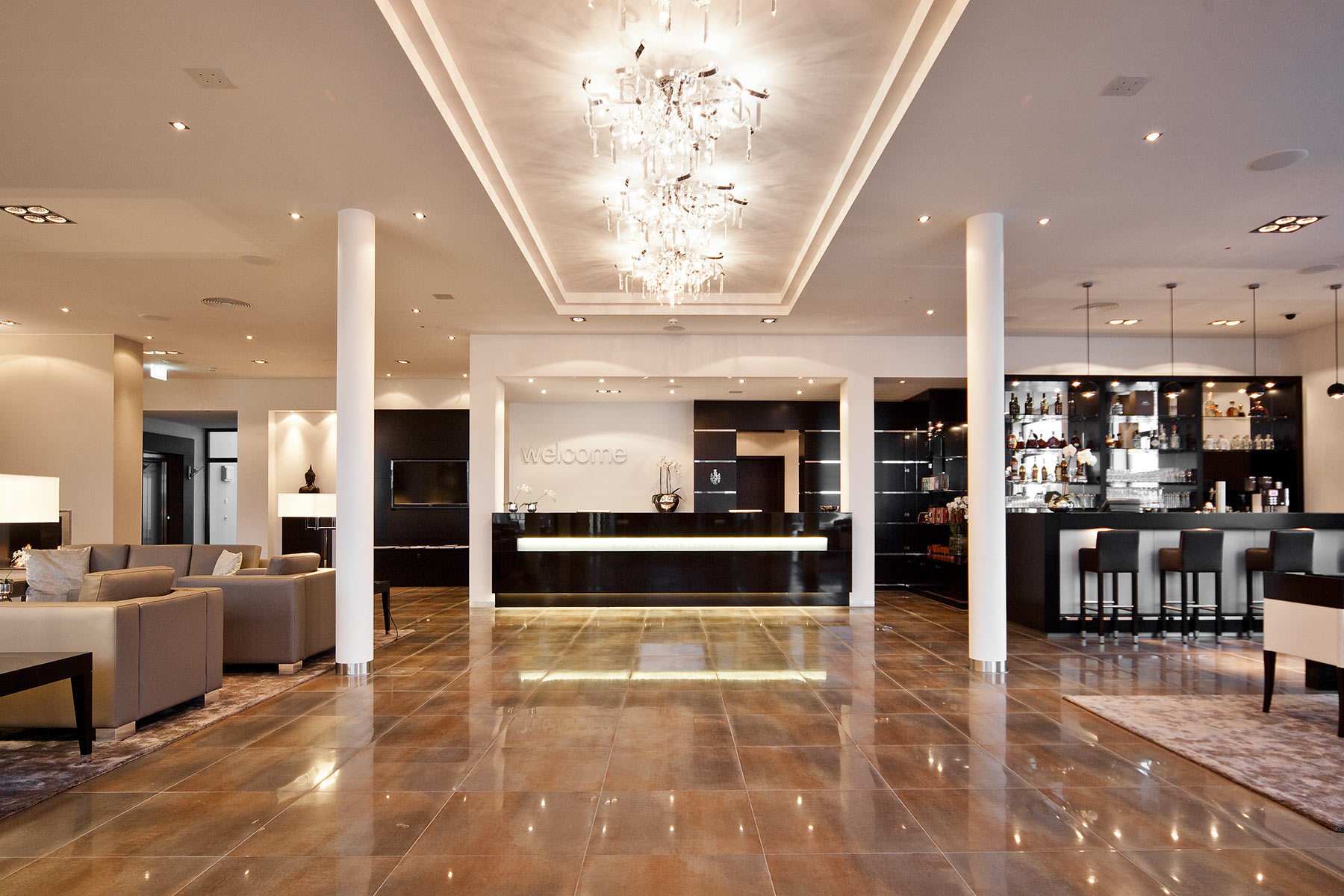 großzügiger Eingangsbereich der Burg Schwarzenstein mit eleganter Beleuchtung