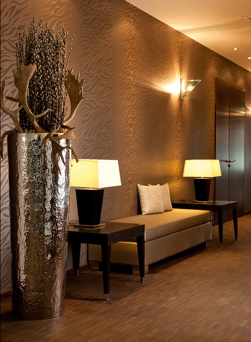 Sitzgelegenheit auf dem Flur von Burg Schwarzenstein 