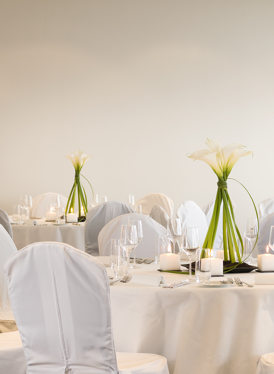 eingedeckter Tisch im Restaurant Burg Schwarzenstein