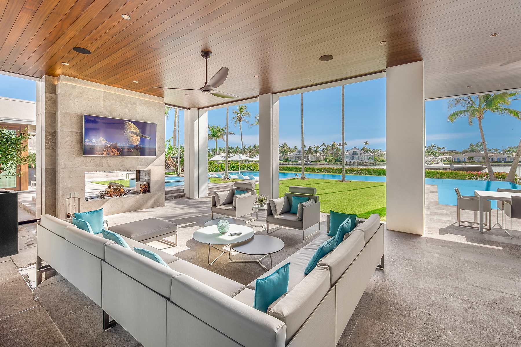 Wohnbereich mit Kamin und Blick auf den Pool