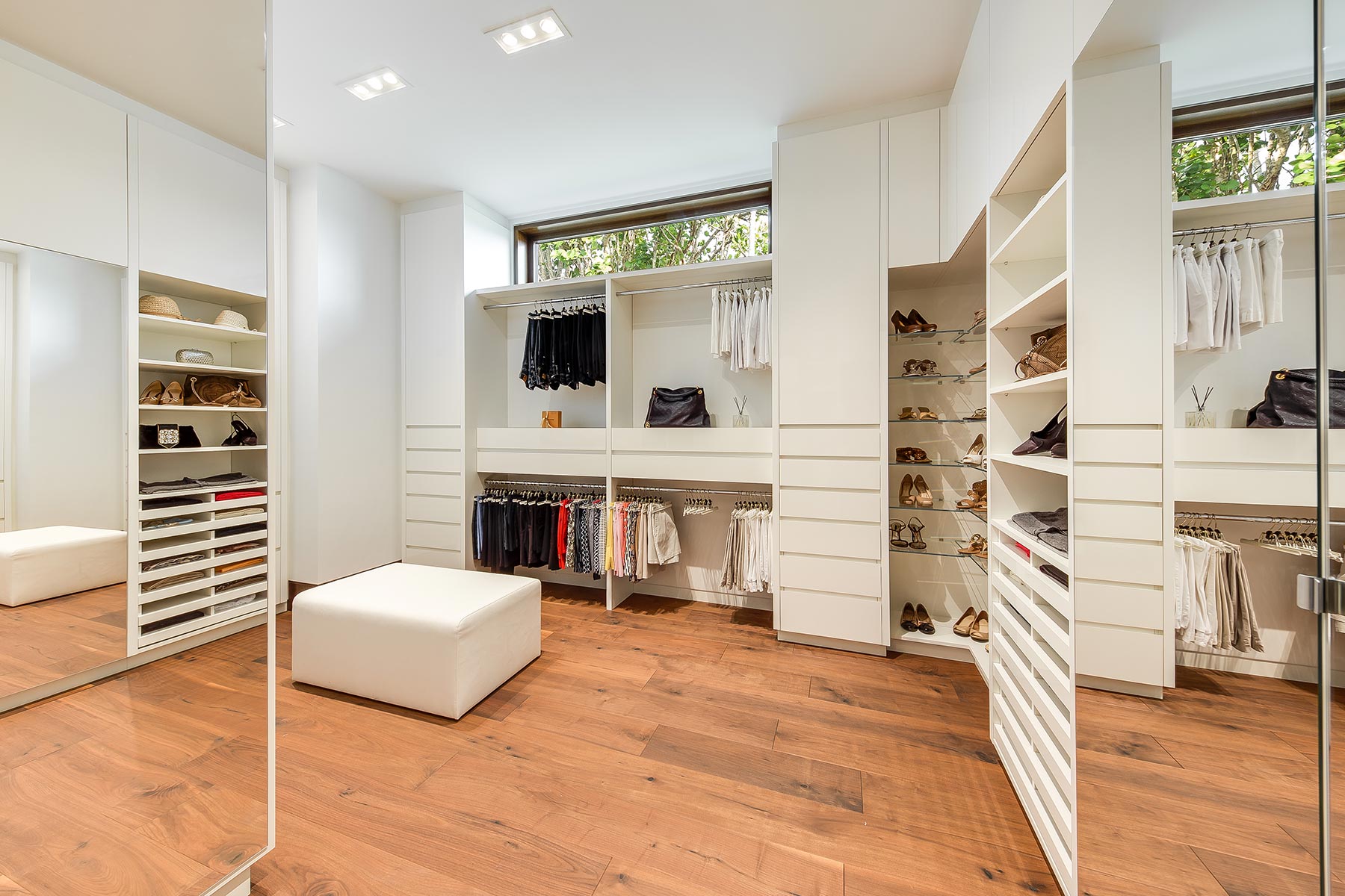 ger&auml;umiges Ankleidezimmer mit diversen Schr&auml;nken