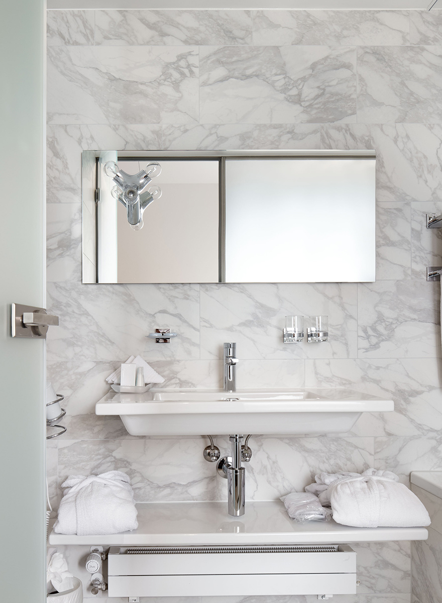 geradliniger Waschtisch im Badezimmer 